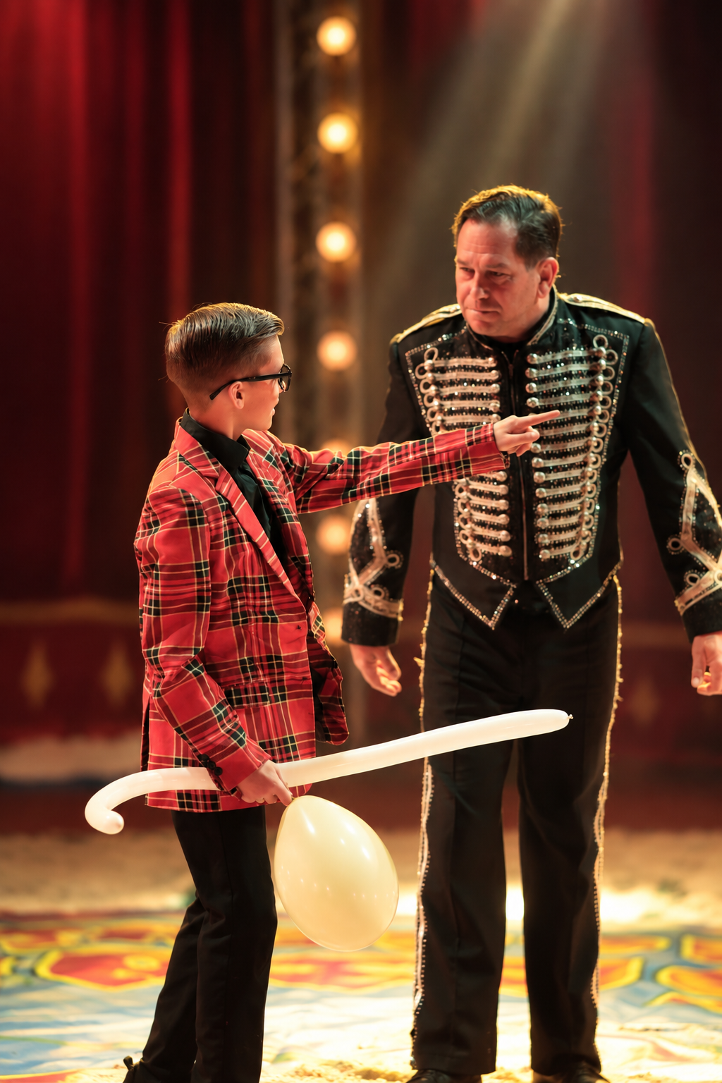 Junger Clown und Artist gemeinsam in der Manege