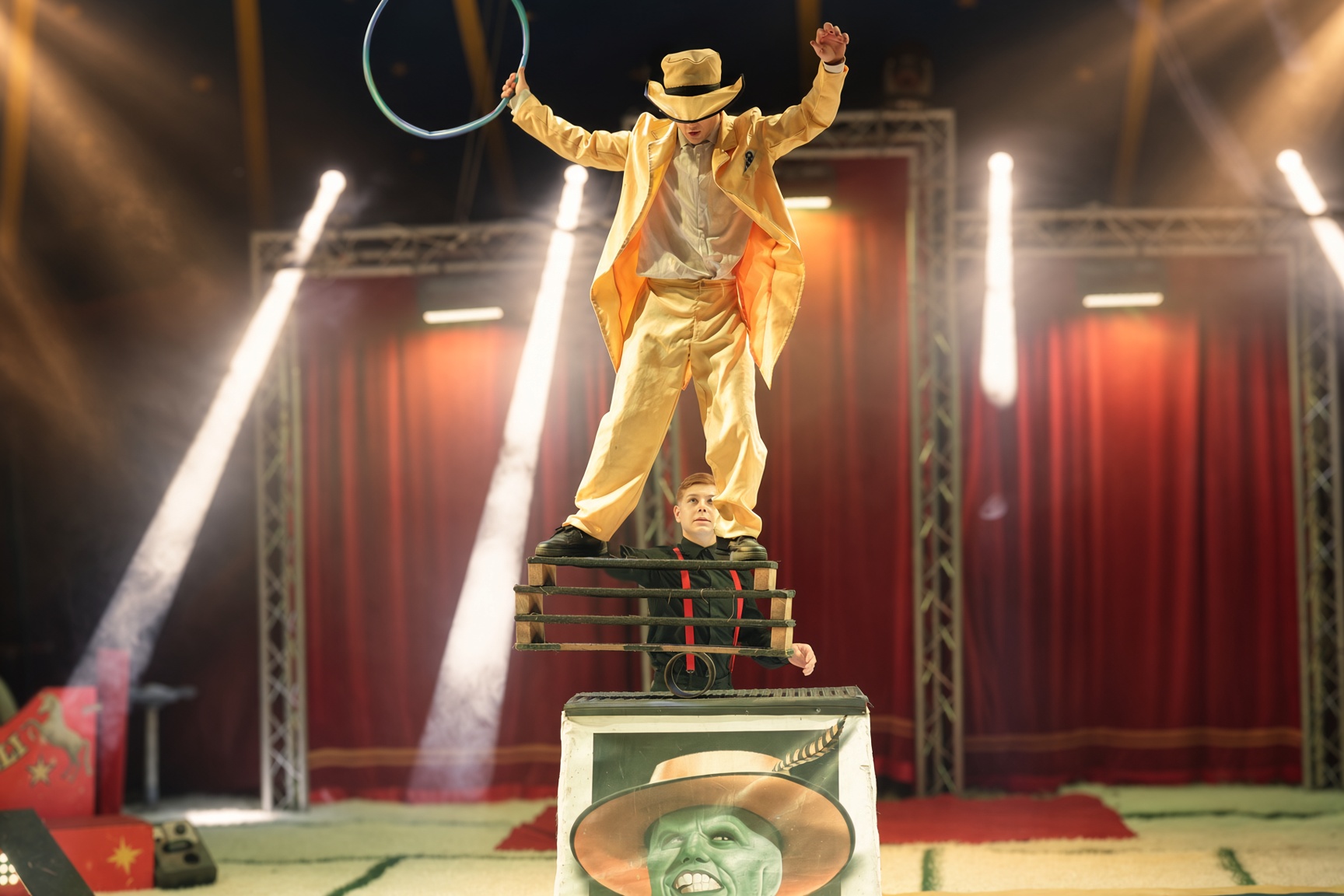 Artist in goldenem Anzug balanciert bei einer Circusnummer