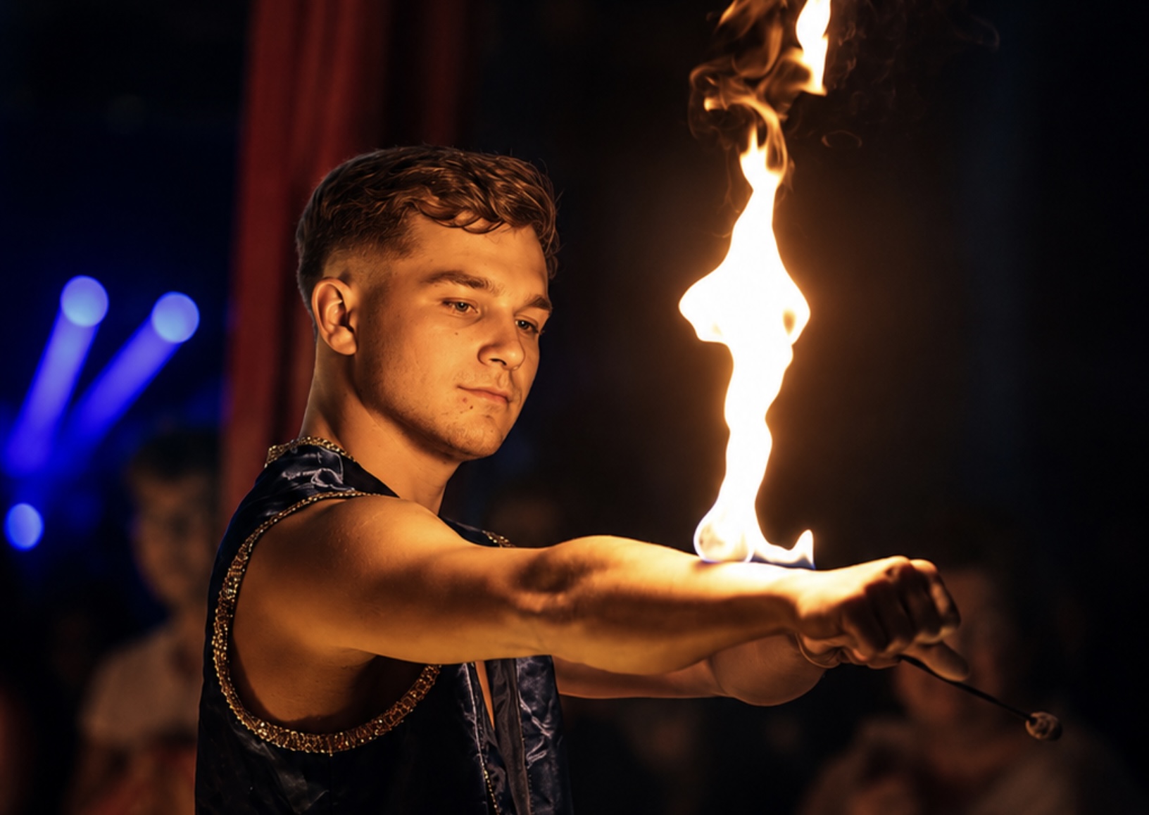 Artistik: Feuer-Nummer in der Manege